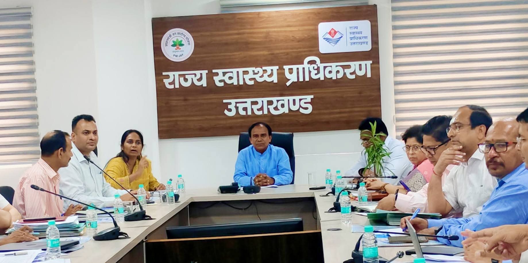 स्वास्थ्य मंत्री धन सिंह रावत वरिष्ठ चिकित्साधिकारियों को दिशा-निर्देश