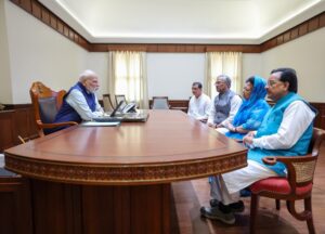 धराली आपदा पर पीएम मोदी से मुलाक़ात करते उत्तराखंड के सांसद 